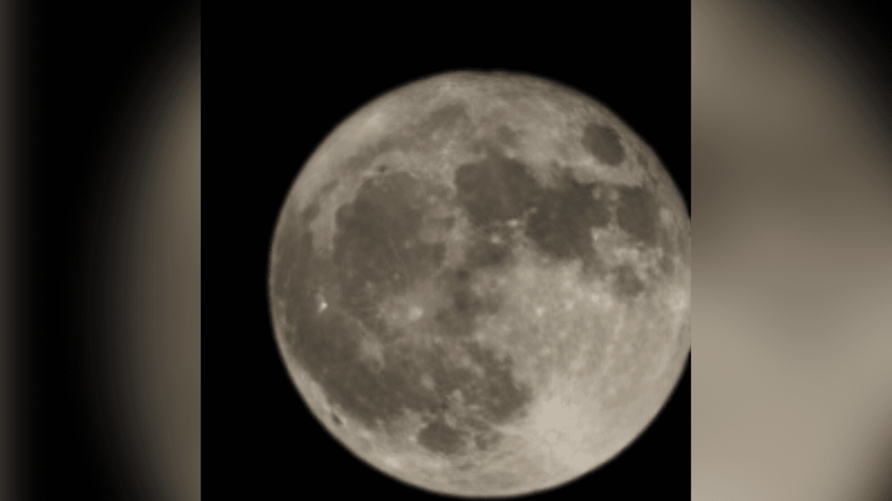 Otra mujer de 
<i>Univision Dallas-Fort Worth</i>, después de varios intentos, logró captar la luna en todo su esplendor.
