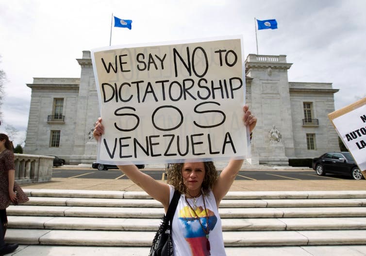 “Debemos asegurarnos de que no estemos deportando a individuos a un país en el que el ilegítimo régimen de Maduro y sus fuerzas de seguridad llevan a cabo habitualmente asesinatos extrajudiciales, desapariciones y tortura de opositores políticos”, argumento el senador.