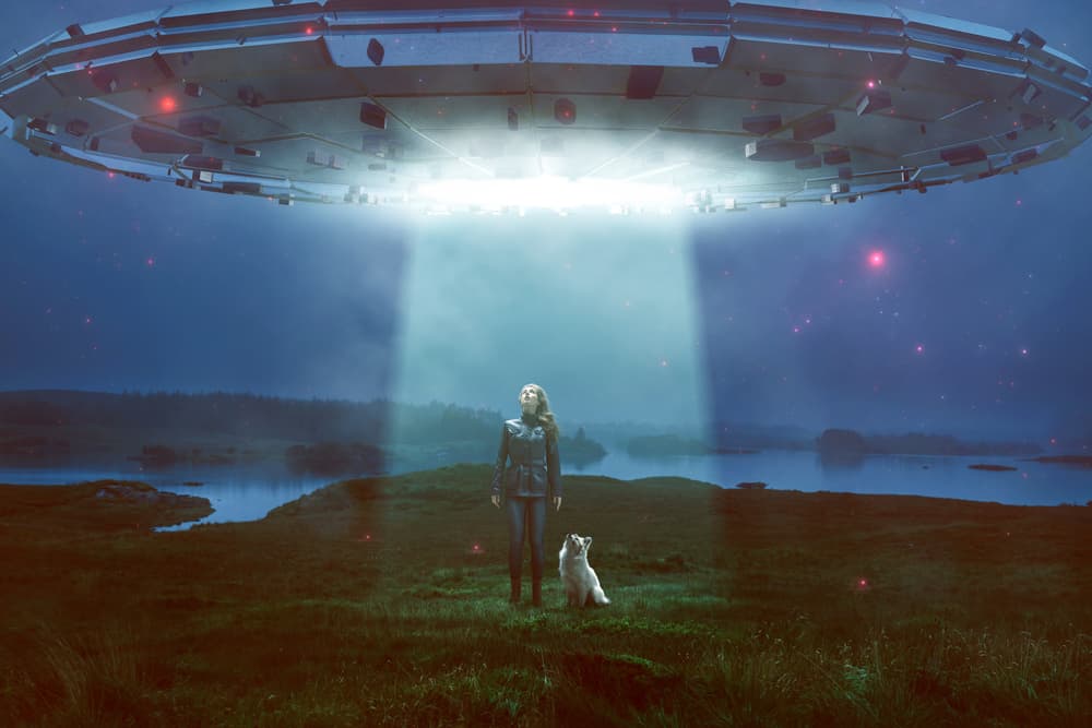 Una forma muy singular que podrían tener esos seres extraterrestres para comunicarse con nosotros sería a través de universos paralelos, o de agujeros negros, tal vez mediante el sueño o en una especie de comunicación telepática.