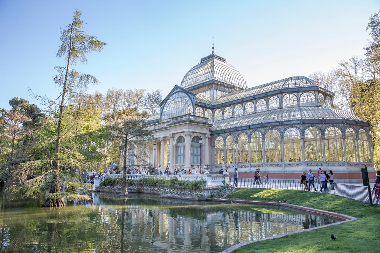 <b>Puesto 4. España</b>
<br>
<br>
<b>Sitios declarados Patrimonio de la Humanidad: 49.</b>
<br>
<br>El Palacio de Cristal, en el parque del Buen Retiro de Madrid. España sumó en 2021 un sitió más a la lista de la Unesco, que agrupa el Paseo del Prado, los jardines del Buen Retiro, la Fuente de Cibeles, la Fuente de Neptuno y la Plaza de Cibeles, en la capital.
<br>
<br>La cantidad de lugares excepcionales españoles reflejan las diversas influencias que dominaron el país a lo largo de los siglos. Están incluidos desde la cueva prehistórica de Altamira, hasta monumentos romanos, católicos y árabes.
<br>