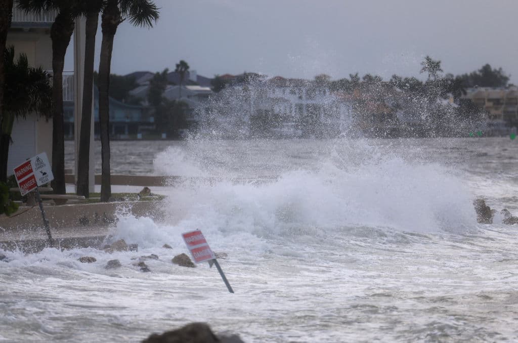 <h3 class="cms-H3-H3">Saint Pete Beach</h3>
<br>
<br>Aquí el oleaje que genera la cercanía del huracán Helene a Florida se tragó letreros de advertencia y amenazaba propiedades a tempranas horas del jueves.