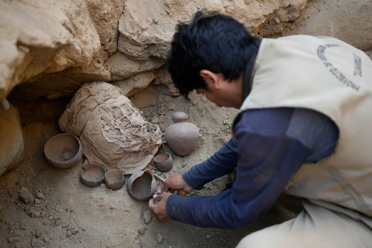 Un arqueólogo explora el lugar donde fueron hallados los restos de seis niños momificados. Los expertos sospechan que los pequeños fueron sacrificados para formar parte de la tumba de un hombre de clase alta que fue enterrado muy cerca. 
<br>
<br>El descubrimiento fue realizado en Cajamarquilla, una urbe preinca de unos 1,400 años ubicada a unas 9 millas (16 kilómetros) del centro de Lima, la capital de Perú.
<br>