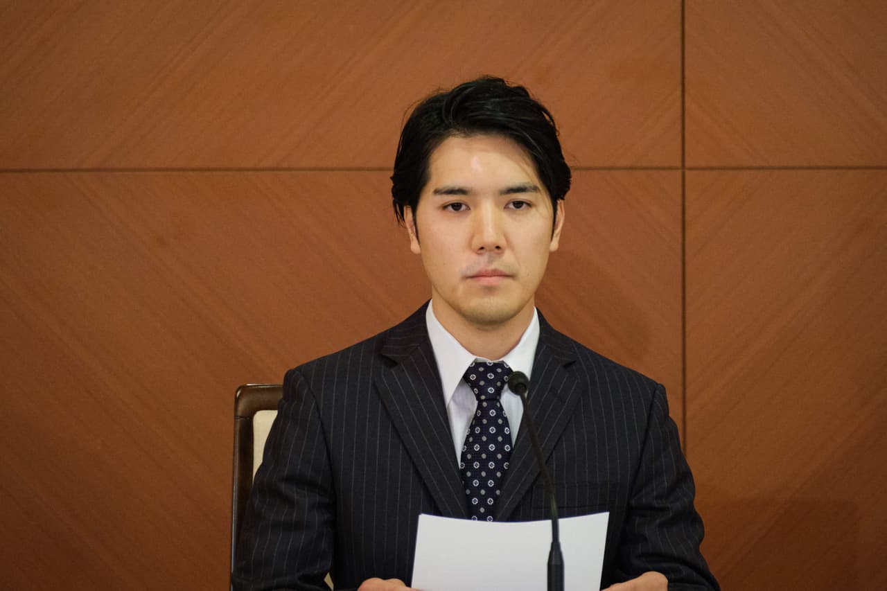 Mako y Kei se conocieron cuando estudiaron en la Universidad Internacional Cristiana, en Tokio. Después de que Kei le propuso matrimonio, ellos tuvieron una relación de larga distancia. Ella se mudó a Inglaterra a estudiar su maestría, mientras que él se mudó a Estados Unidos a estudiar leyes.