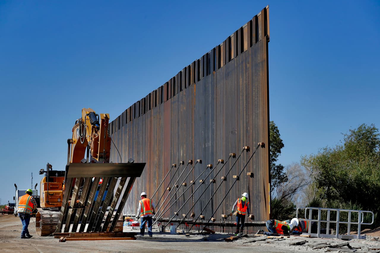 Fosas con serpientes y disparos a las piernas de los migrantes: algunas descabelladas ideas para asegurar la frontera atribuidas a Donald Trump