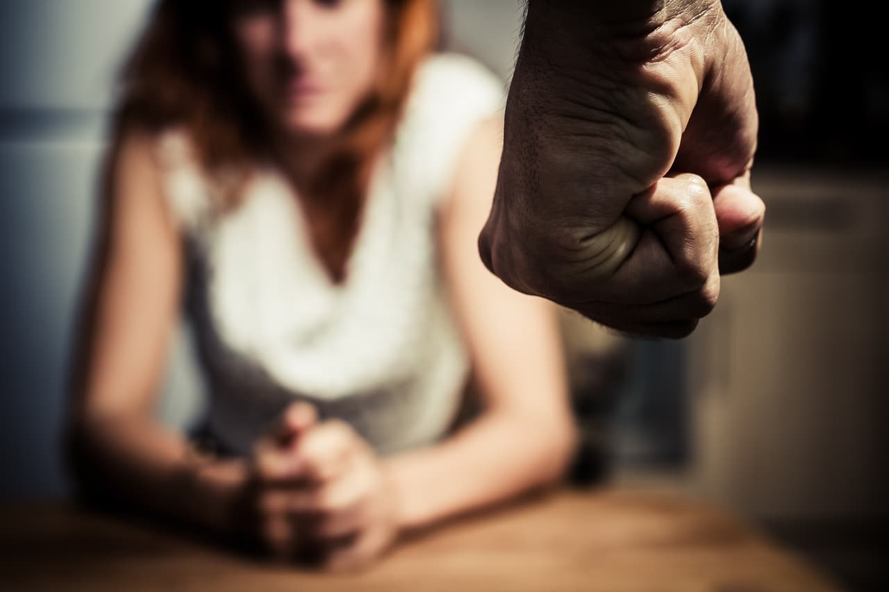 5. Pide ayuda profesional. Existen recursos para ayudarte a salir del túnel. Las personas profesionales te acompañarán en todo el proceso de salida de la violencia. Acude a ellas, otras ya lo han hecho. Si no hablas castellano también podrás ser ayudada con un servicio de traducción. Puedes solicitar un servicio jurídico gratuito y recibir atención psicosocial desde el momento en que eres atendida en comisaría.