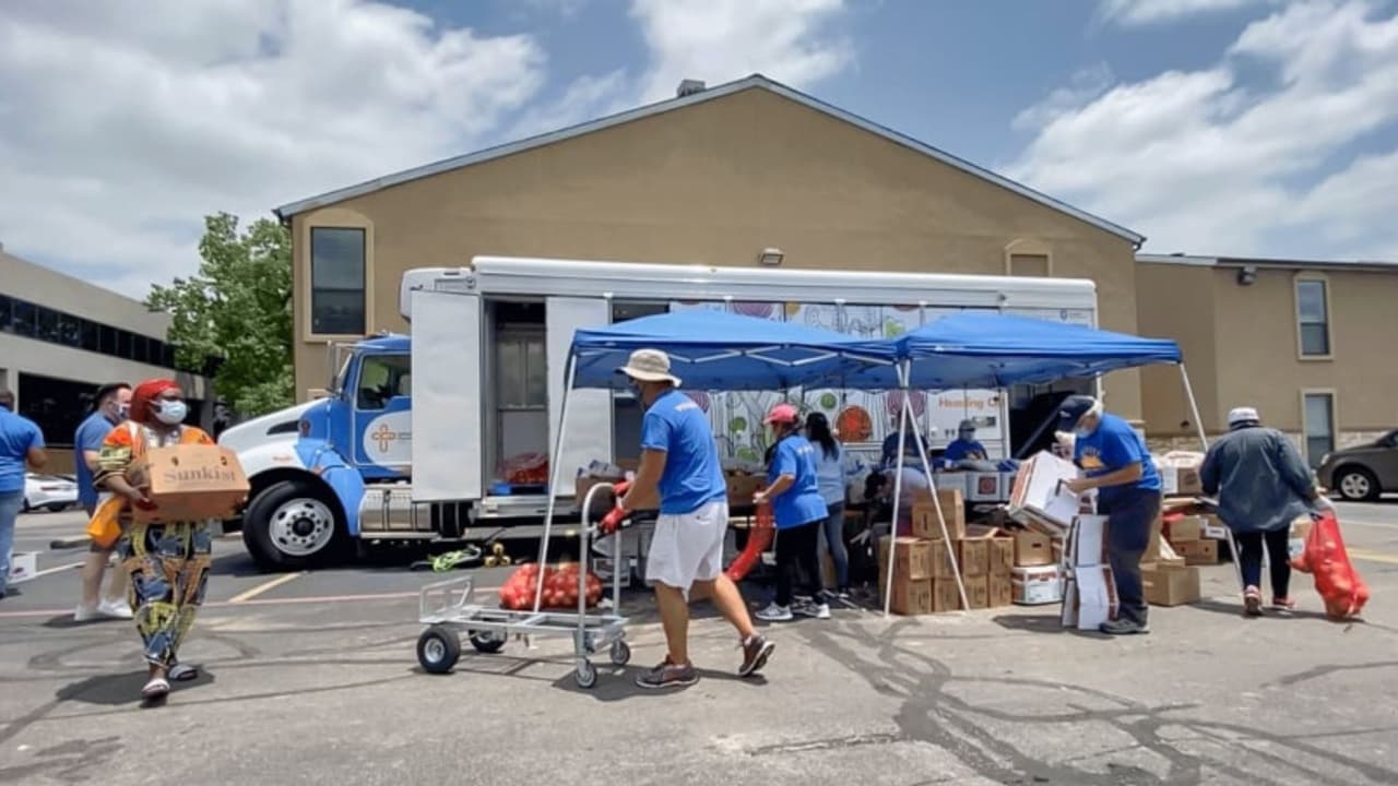 <a href="https://essexcountynj.org/ceas_directory/focus-hispanic-center-for-community-development-inc/" target="_blank">Focus Hispanic Center</a>, una organización sin fines de lucro, 
<b>sirve comida a la comunidad hispana en Newark y sus alrededores, en una iniciativa para sobrellevar la pobreza</b>. Según representantes, reparten dos miércoles al mes, desde las 10:00 am.