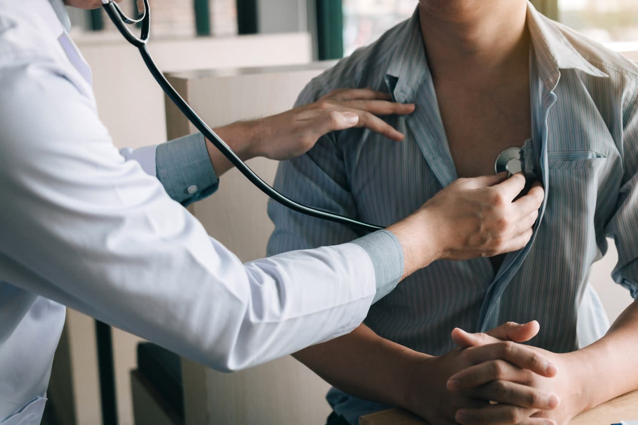 <b>Salud.</b> Atender cualquier necesidad médica o de salud mental inmediata, como prescripciones médicas o seguimiento de alguna enfermedad. Solicitar beneficios de salud como 
<a href="https://www.benefits.gov/es/benefit/606"><u>Medicaid</u></a> o 
<a href="http://dpss.lacounty.gov/wps/portal/dpss/main/programs-and-services/general-relief/!ut/p/b1/hc7LCsIwEAXQLyozeZDWZYI2trVWDUabjVSQEuxjI36_0V1F6azmwhnugIM6oigo54zFCziDG5qnb5uHH4eme2cnLiki6koZiishUVYmJ8ekIEbxAOoJKG2K2YGwUumYJpbM3efg2m68hqoTuCnWm7DKaqeK3O6RL9kMEPwb_PjmA_DPSITteuxv0LsuufssegHHQ4MN/dl4/d5/L0lDUmlTUSEhL3dHa0FKRnNBLzRKVXFDQSEhL2Vz/"><u>General Relief</u></a>. Organizaciones como 
<a href="http://www.211.org/services/reentry"><u>211.org </u></a> ofrecen apoyo con el proceso de inscripción.
<br>