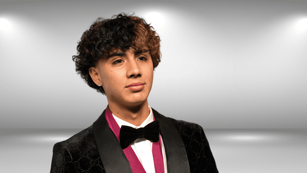 <h2 class="cms-H2-H2">Danny Lux - 19 años</h2>
<br>
<br>Una guitarra que encontró su padre en la basura, le cambió la vida para siempre. Encontró en ella su pasión por la música, y una manera de hacerle un homenaje a sus raíces mexicanas, a pesar de haber nacido en Estados Unidos. Uno de sus logros más grandes hasta el momento, fue cantar en Coachella.