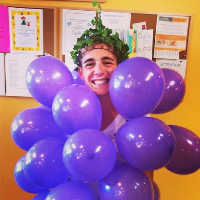 Clásico: el racimo de uvas. Unos globos morados y algo verde en la cabeza. 
<a href="https://www.instagram.com/p/f3dD-ER-YC/">@rparisjr</a> la posteó en su Instagram, y a juzgar por lo contento que parece el disfraz funcionó.