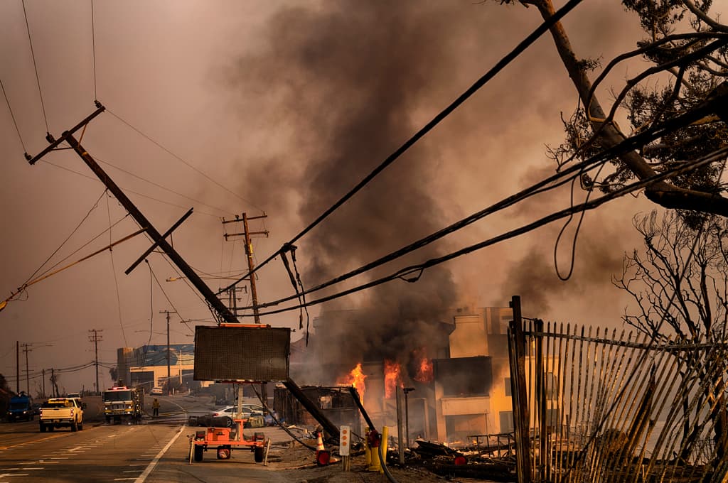 Incendios en California: fuertes vientos amenazan con avivar las llamas y originar nuevos fuegos; sube a 25 el número de muertos