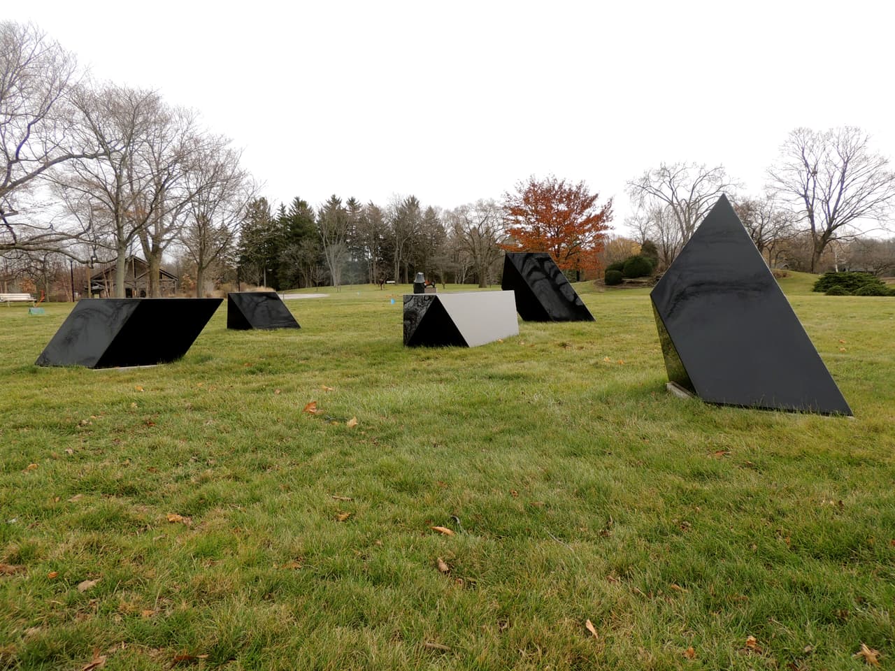<i><b>Jardín de esculturas Lynden, Milwaukee</b>.</i> Puede recorrer unos 40 acres de naturaleza y arte en este este hermoso espacio en el estado de Wisconsin, donde la entrada es gratuita. Grupos pequeños pueden caminar entre las importantes esculturas con distanciamiento físico.