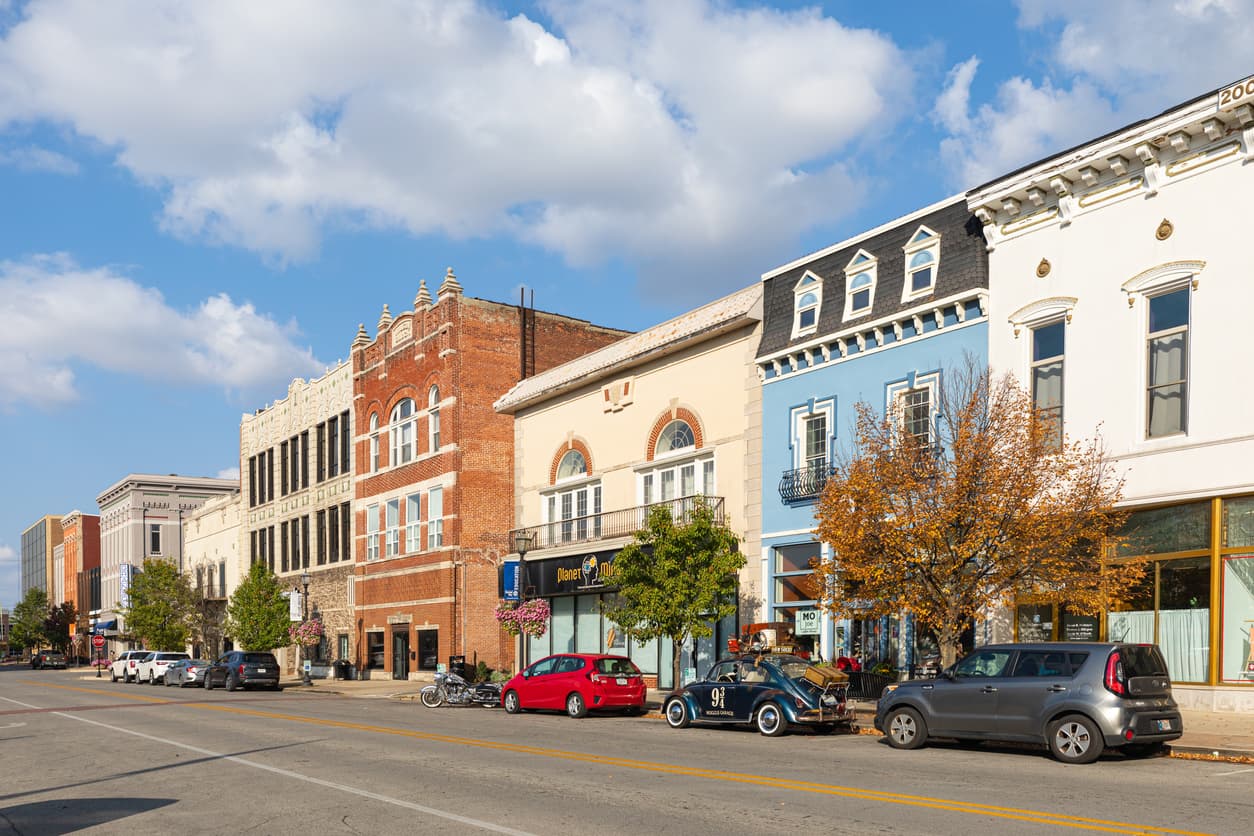 <h3 class="cms-H3-H3">12.- Indiana</h3>
<br>
<b>Salario Digno Anual: </b>$56,411
<br>
<br>Indiana es uno de los estados más baratos para vivir, gracias a los costos de vida que están por debajo del promedio nacional en muchas categorías, a excepción de los servicios públicos, que están hasta $40 por encima.
<br>