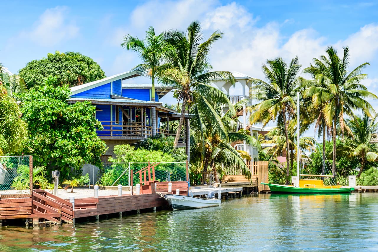 <b>Puesto 20. Belize</b>
<br>
<br>Promedio: 67.1 puntos
<br>
<br>La publicación especializada International Living analiza 
<a href="https://internationalliving.com/the-best-places-to-retire/?utm_source=pr&utm_medium=pr-organic&utm_campaign=press-release"><u>comunidades de todo el mundo</u></a> para determinar si los estadounidenses retirados pueden sentirse seguros y cómodos, valorando las áreas donde la cultura local es inclusiva y acogedora. 
<br>
<br>El puntaje de cada país es el resultado del promedio de la calificación en base a 100 puntos en 10 categorías claves: ‘alojamiento’, ‘beneficios y descuentos’, ‘visado y residencia’, ‘entretenimiento’, ‘desarrollo’, ‘clima’, ‘sistema de salud’, ‘gobierno’, ‘oportunidades de negocios’ y ‘costo de la vida’
<br>