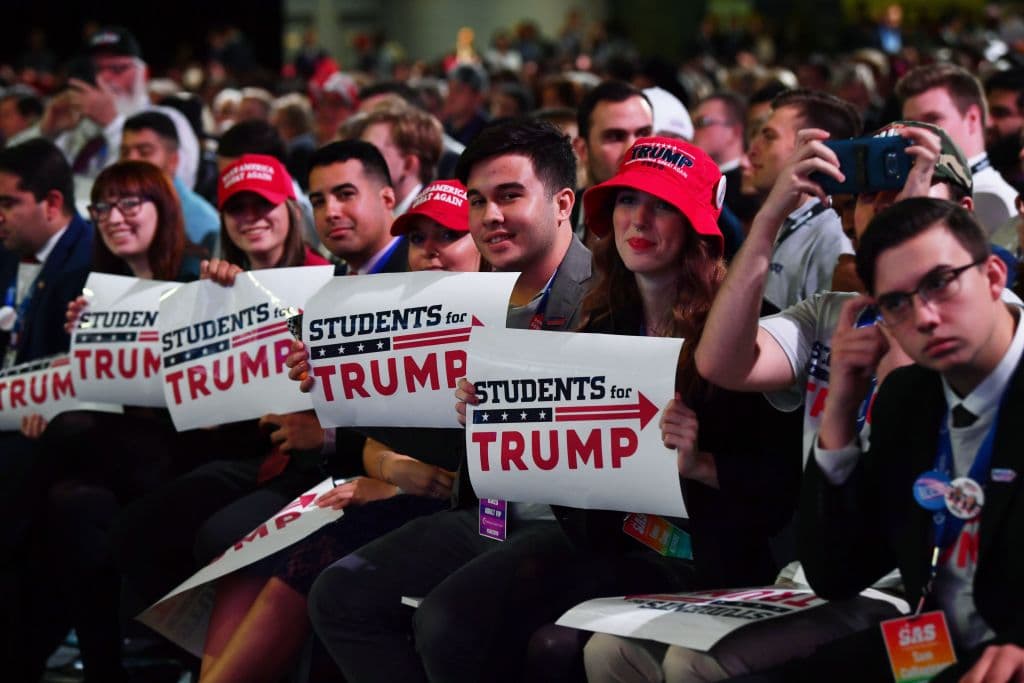Como las granjas de trolls rusas: jóvenes seguidores de Trump viralizan contenidos falsos o engañosos a favor del presidente
