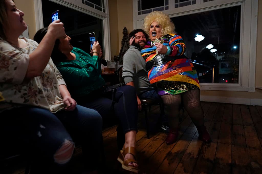 La drag queen Alexus Daniels interpreta "Heart of Glass" de Blondie sentada en regazo de un integrante de la audiencia que sonríe. Daniels, la matriarca, era hija de un minero del carbón y una trabajadora textil que “nació con un espíritu femenino”. Trabaja en el hospital local como asistente técnica de resonancia magnética.