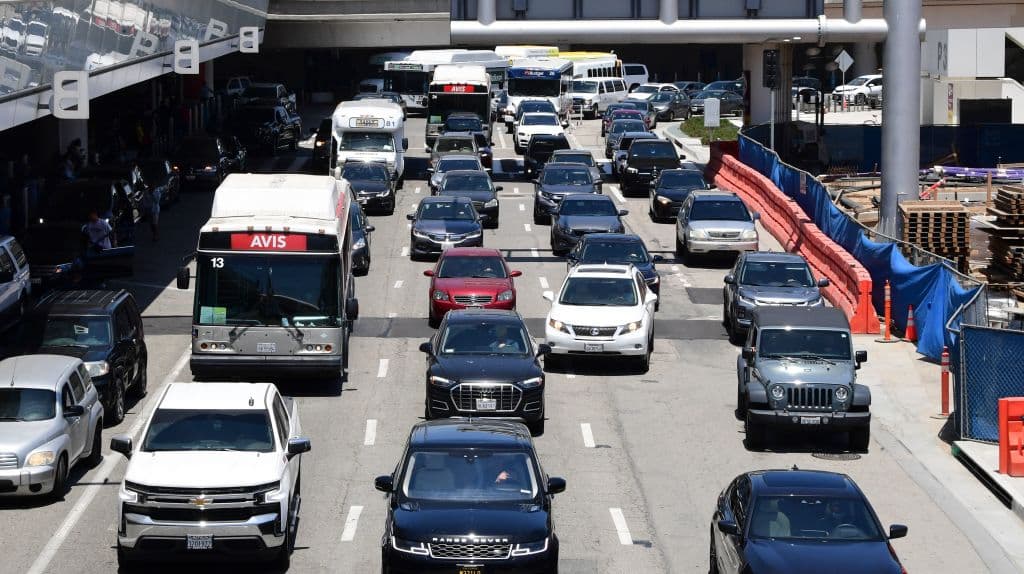 Esta mejora del tráfico en Los Ángeles, en cambio, puede calificarse como temporal y está dada sobre todo por la 
<a href="https://www.univision.com/temas/pandemia">pandemia</a> del coronavirus y los largos períodos de confinamiento en California, en los que muchos empleados trabajaron desde casa. En general, en todo el país 
<b>el tráfico diario de pasajeros se redujo casi a la mitad durante la primavera de 2020</b>, pero no se espera que se mantenga así y ya en septiembre de 2020 esas características empezaban a cambiar notablemente, por lo que, con una vuelta a la 'normalidad', Los Ángeles podría regresar pronto a su antiguo puesto. 
<br>
<br>A continuación te mostramos la 
<b>lista de las 10 ciudades con peor tráfico de EEUU en 2020</b>, de acuerdo con el número de horas de retraso por tráfico congestionado que perdieron los conductores en las horas pico.