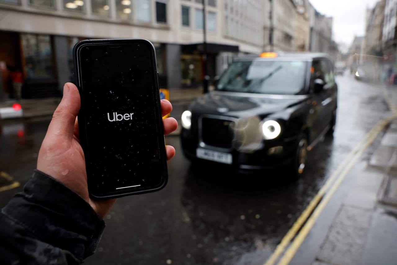 <h3 class="cms-H3-H3">3. Uber</h3>
<br>
<br>Otra de las aplicaciones que más fama han alcanzado en los últimos años gracias a su oferta de viajes y comida mediante vehículos con conductor 
<b>también precisa del 87% de la capacidad del smartphone</b> una vez que se abre.