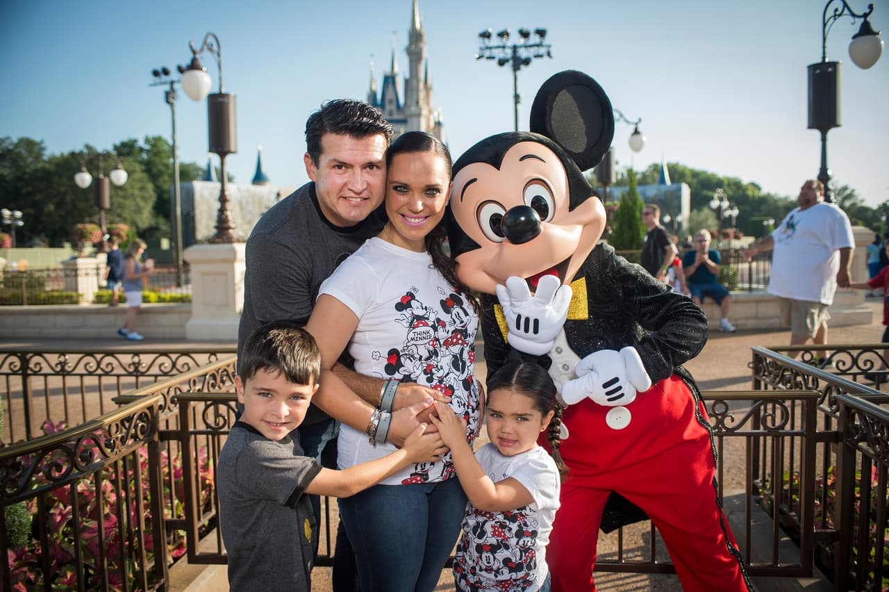Joel Lizárraga y su familia tienen a Disney como uno de sus lugares favoritos, por eso cuando es tiempo de vacaciones vuelan inmediatamente a California o a Orlando. Aquí su esposa Gaby estaba en espera de su tercer hijo.
