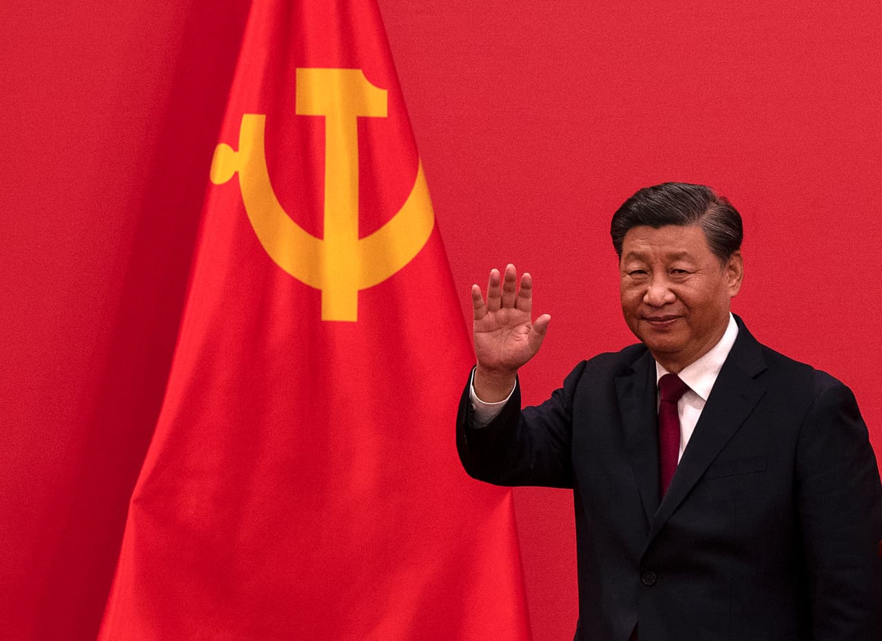 <b><a href="https://www.univision.com/noticias/mundo/xi-jinping-hombre-mas-poderoso-de-china-desde-mao">Un nuevo mandato para Xi Jinping al frente de China </a></b>
<br>
<br>Xi Jinping fue confirmado el 23 de octubre para continuar al frente de China por un nuevo término -el tercero consecutivo- y tal vez de por vida, tras el XX Congreso del Partido Comunista (PCCh). El mandatario ha consolidado su poder durante más de 10 años en los que ha fomentado un culto a su personalidad que no se veía desde tiempos de Mao Zedong. 
<br>