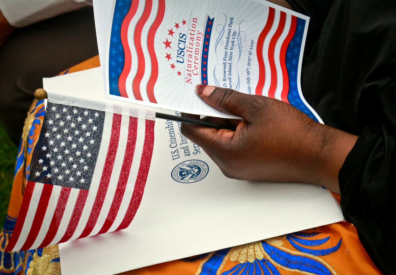 Para más información sobre esta nueva medida migratoria puede consultar 
<a href="https://www.uscis.gov/es" target="_blank">aquí</a> el sitio web de USCIS en español. 
<br>