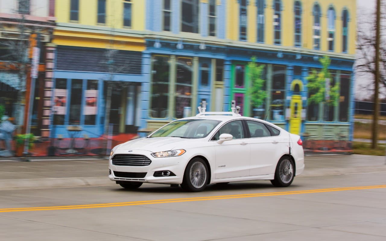 Ford prueba tecnología de conducción autónoma en ciudad  simulada