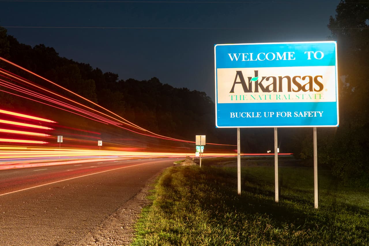 <b>Puesto 20. Arkansas</b>
<br>
<br>Costo anual promedio de la propiedad de un automóvil: 2,822 dólares. 
<br>
<br>Costo promedio de la reparación cuando se enciende una luz de advertencia del motor: 227 dólares en repuestos y 156 dólares en mano de obra. 
<br>
<br>Costo anual promedio del seguro: 1,462 dólares.
<br>
<br>Gasto anual promedio en gasolina de cada conductor con licencia en el estado: 978 dólares.
<br>
<br>Costo promedio de la gasolina en febrero de 2022: 3.1 dólares por galón. 
<br>
<br>Según la investigación, algunos estados pueden tener precios de seguro más altos debido al alto riesgo de eventos climáticos severos, como en como Florida o Louisiana.
<br>