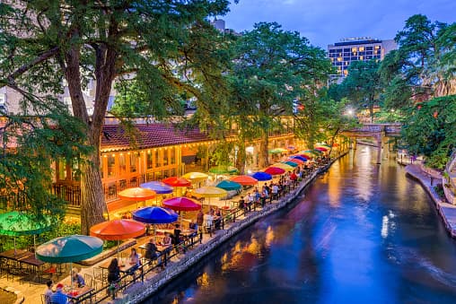 <b>Puesto 5: San Antonio, Texas.</b> Es una ciudad hermosa con un costo de vida relativamente bajo. El paseo por la caminería del río en centro de la ciudad es el área más vibrante de esta urbe, con muchas tiendas y restaurantes para visitar. San Antonio también alberga un sitio que fue declarado patrimonio mundial por la UNESCO: el Parque Histórico Nacional de Misiones.