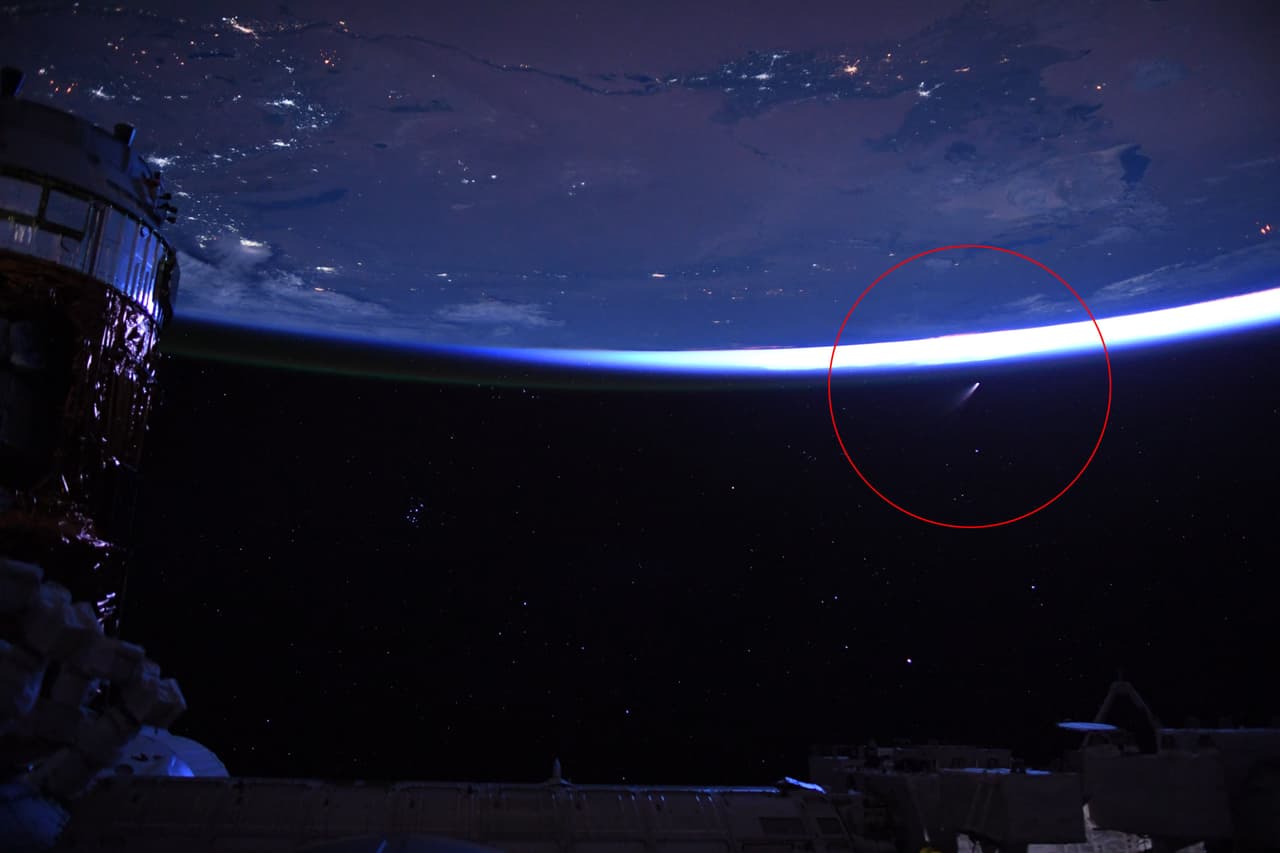 “¡Estrellas, ciudades, naves espaciales y un cometa!”, escribió el astronauta de la NASA Bob Behnken junto a la fotografía que publicó en twitter de Neowise visto desde la Estación Espacial internacional. 
<br>