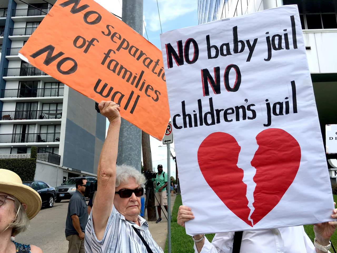 <b>“No a las cárceles para bebés”, y “no a la separación de familias, no al muro”,</b> se lee en otros carteles vistos en Houston. Frente a la oficina del senador Cornyn se reunieron un centenar de personas, en ambos lados de la vía, y se escucharon gritos de "cierren esos campos" o "no más cárceles para niños".