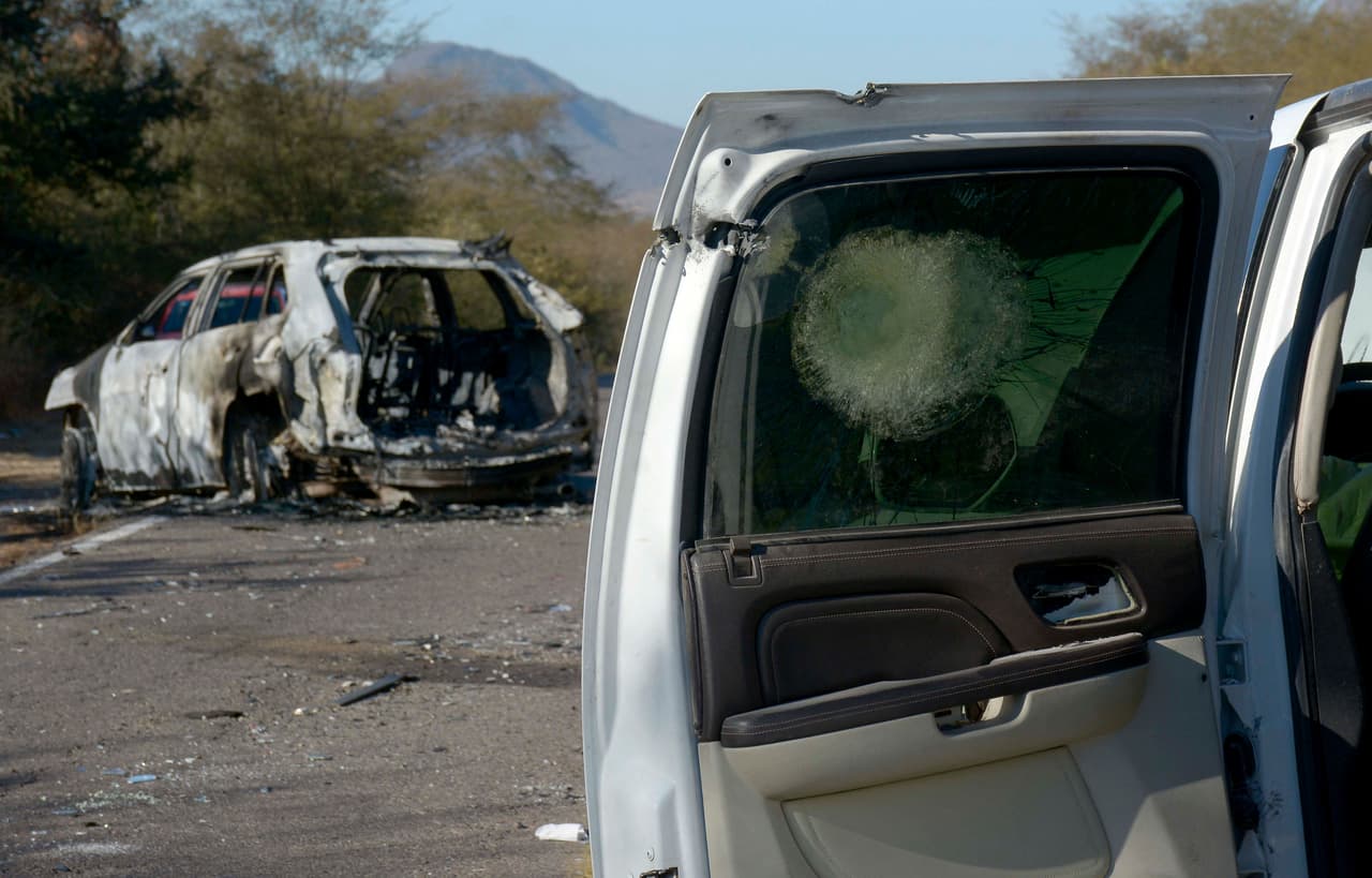 El operativo de captura de Ovidio Guzmán, que 
<a href="https://www.univision.com/noticias/sucesos/29-muertos-captura-ovidio-guzman-hijo-del-chapo-cartel-de-sinaloa-culiacan" target="_blank">dejó 29 muertos, una decena de ellos pertenecientes a las Fuerzas Armadas mexicanas y 19 a los grupos criminales</a> que generaron los disturbios violentos, dejó también unos 30 vehículos tiroteados y quemados desperdigados en carreteras tras el enfrentamiento de casi 10 horas, los cuales hasta este día no se habían retirado.
