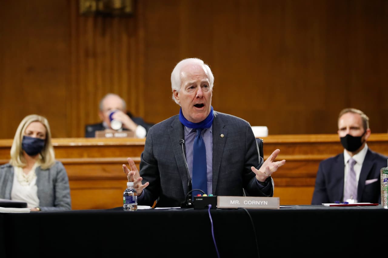 Uno de los principales temas de la tercera jornada de la Convención Nacional Demócrata fue la inmigración, y a ello se refirió el senador republicano John Cornyn, quien ocupa el puesto desde 2002 y busca su cuarta reelección en noviembre. 
<br>
<br>"[Barack Obama] se equivoca al distinguir la inmigración legal de la ilegal. La primera debe ser motivada, la segunda debe ser disuadida mientras seamos una nación con leyes", 
<a href="https://twitter.com/JohnCornyn/status/1296262867356917761" target="_blank">comentó en su cuenta de Twitter</a>. 
<br>