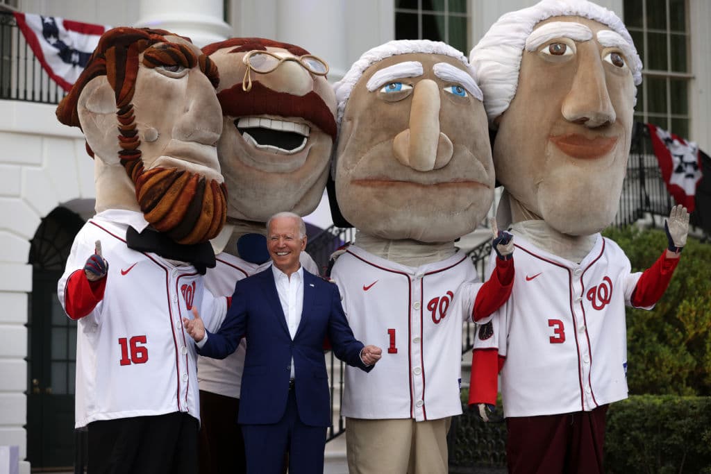 Biden posa junto a las mascotas del equipo de béisbol Washington Nationals durante la barbacoa del 4 de julio. Al dirigirse a una festiva multitud de 1,000 invitados en los jardines de la Casa Blanca, 
<b>el presidente hizo una comparación entre la independencia del Imperio Británico en 1776 y la <a href="https://www.univision.com/noticias/estados-unidos/desempleo-baja-junio-nuevos-puestos-trabajo">actual rápida recuperación del coronavirus</a>. </b>"Hace 245 años declaramos la independencia de un rey lejano. Hoy, estamos más cerca que nunca de declarar la independencia frente a un mortal virus", dijo.
<br>