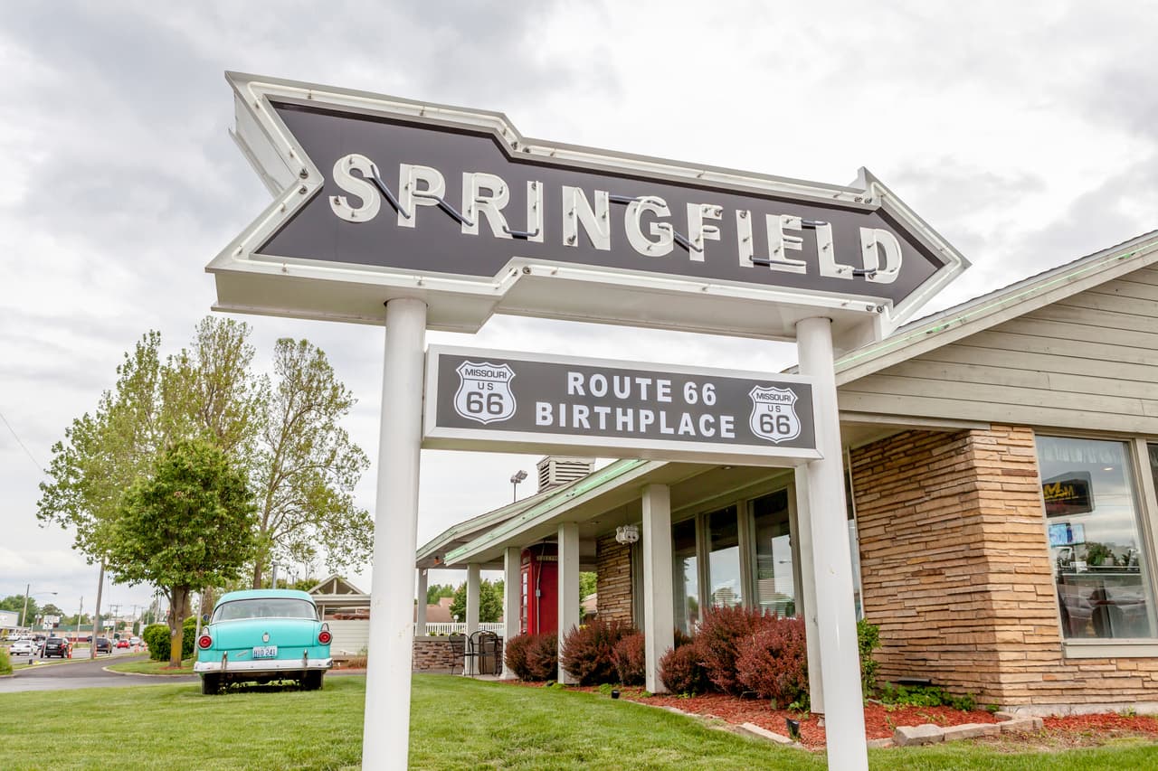 <h2 class="cms-H2-H2">Springfield, Missouri</h2>
<br>
<br>➡️ 
<b> Valor típico de la casa: </b>$213,892
<br>➡️  
<b>Renta típica: </b>$1,227
<br>➡️  
<b>Tasa de desempleo 2022: </b>1.9%
<br>➡️ 
<b> Tasa de participación en la fuerza laboral:</b> 63.8%
<br>➡️
<b>  Ingreso familiar promedio:</b> $55,156
<br>➡️  
<b>Puntuación de habitabilidad: </b>62
<br>