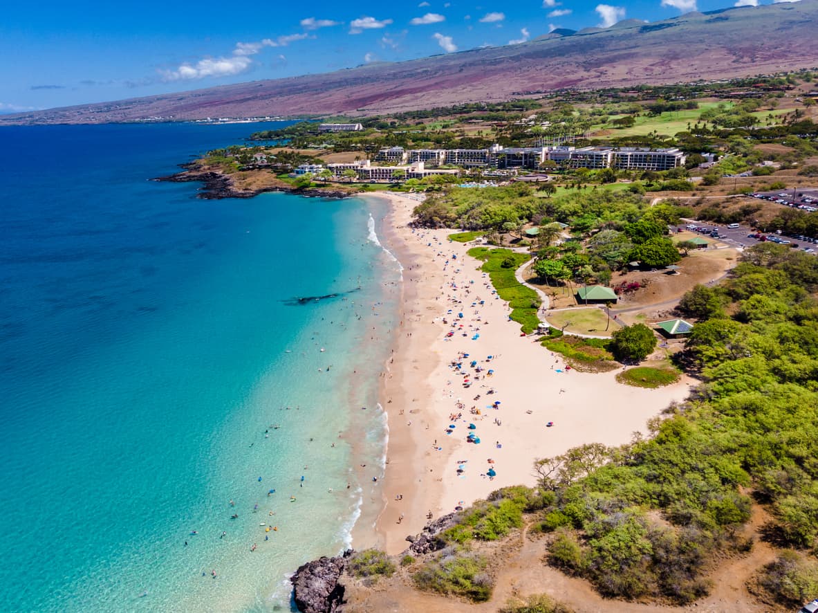 <b>Puesto 1. Hapuna Beach State Park. Hawaii Big Island, Hawaii.</b>
<br>
<br>La playa del Parque estatal Hapuna Beach ha sido reconocida como la mejor playa de EEUU. Esta es una de las playas más icónicas de Hawaii y con mucha frecuencia entra en los rankings de las "mejores playas del mundo". Ofrece casi media milla de arena blanca con aguas excelentes para el buceo y el esnórquel.