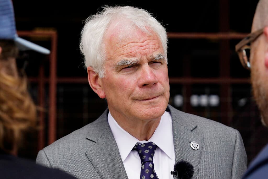 El fiscal general de Oklahoma, John O'Connor, habla con los periodistas después de un evento de campaña, el martes 31 de mayo de 2022, en la ciudad de Oklahoma. (Archivo)