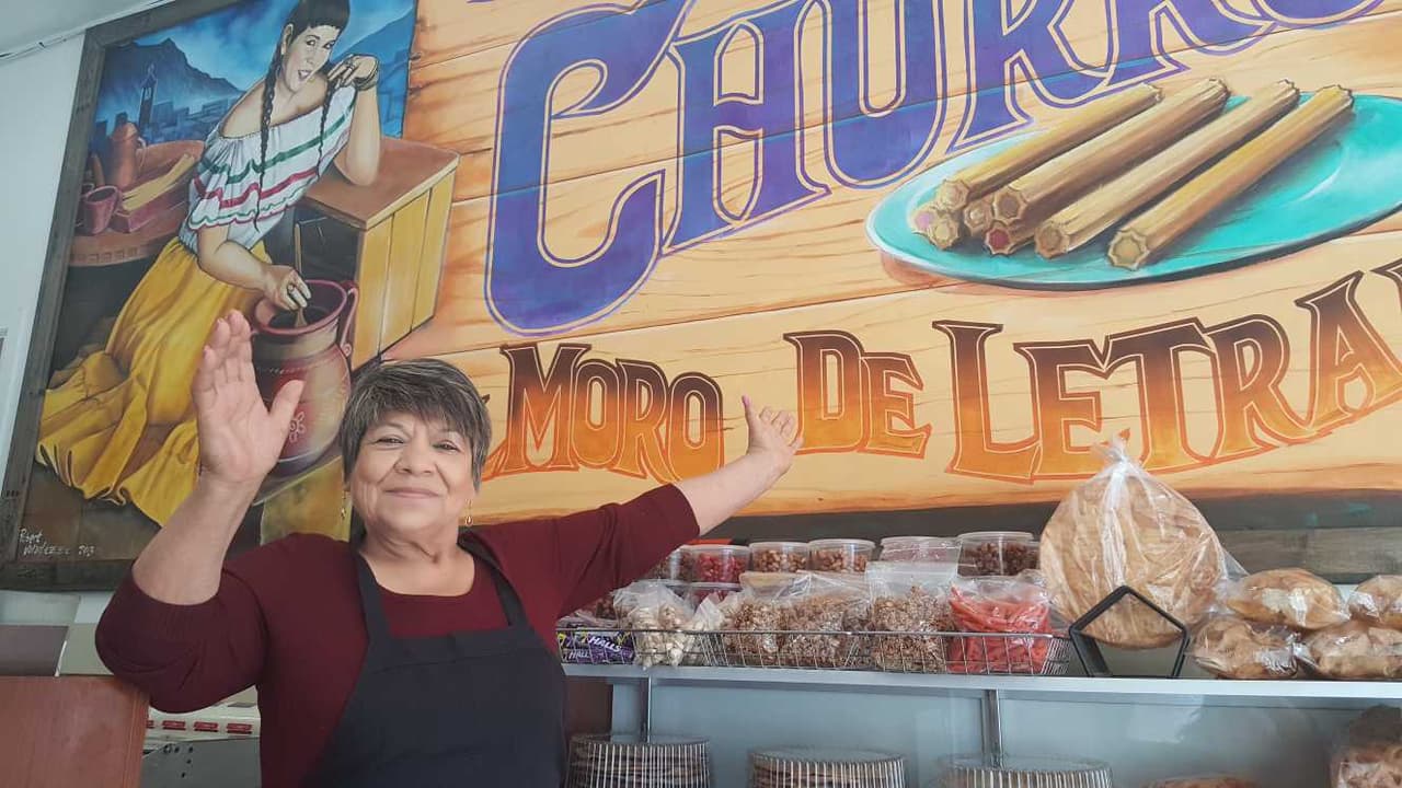 <b>Chicago, Illinois.- </b>Este lunes
<b> </b>María Molina, de 68 años, dueña de Don Churro, no abrió como siempre a las 5 de la mañana. El cierre es para que ella y sus siete empleados puedan participar en la marcha del Día del Trabajo. "Vamos a participar para demostrar que se está cometiendo una injusticia con nuestra gente".
<br>
<br>
<b><a href="http://www.univision.com/chicago/wgbo/noticias/protestas/ire-con-toda-mi-orquesta-para-hacernos-escuchar-dice-una-empresaria-mexicana-de-chicago-que-cierra-para-ir-a-la-marcha-del-1-de-mayo">Lee la historia de María.</a></b>