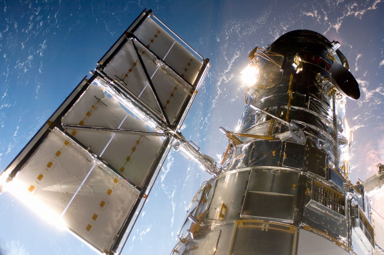 <b>Puesto 8. Los lentes de aumento.</b> Este invento dio a la humanidad la posibilidad de ver todo de manera extraordinaria, para explorar las galaxias con 
<a href="https://www.univision.com/noticias/medio-ambiente/el-espacio-como-no-lo-habias-visto-mira-estas-increibles-fotos-si-son-fotos-tomadas-por-el-telescopio-hubble-fotos"><u>el telescopio espacial Hubble</u></a> (en la foto) o apreciar el diminuto funcionamiento de las células con los microscopios electrónicos. Los lentes se empezaron a utilizar en el siglo XIII para asistir a los que padecían problemas de la vista y hoy son parte de nuestra vida cotidiana.