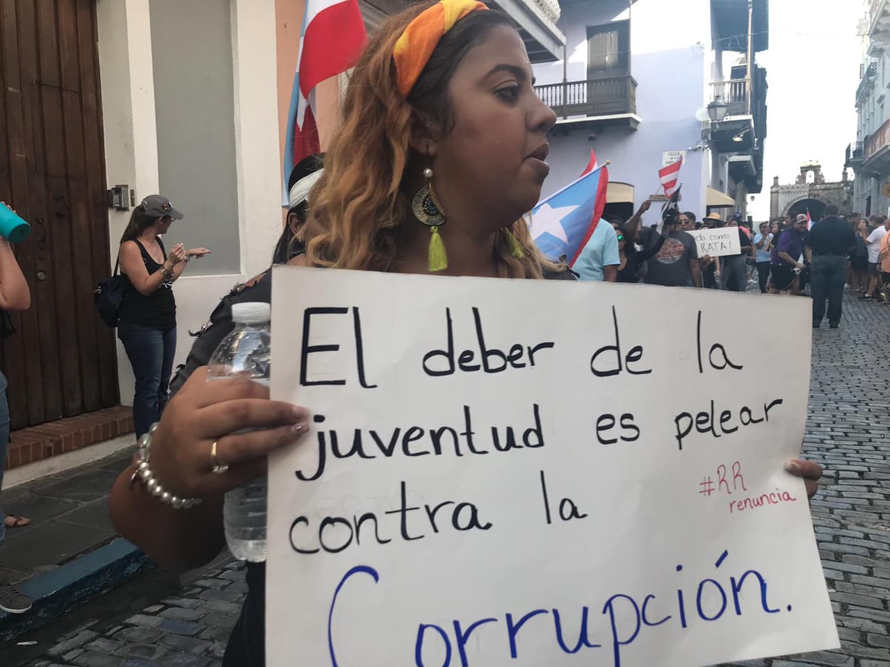 “Por más perdón que pida, lo siento mucho, ya el daño está hecho, yo quiero que renuncie”, dijo una de las manifestantes.
<br>