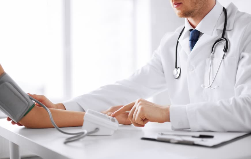 Junta Médica de California suspende licencia a médico de Bakersfield