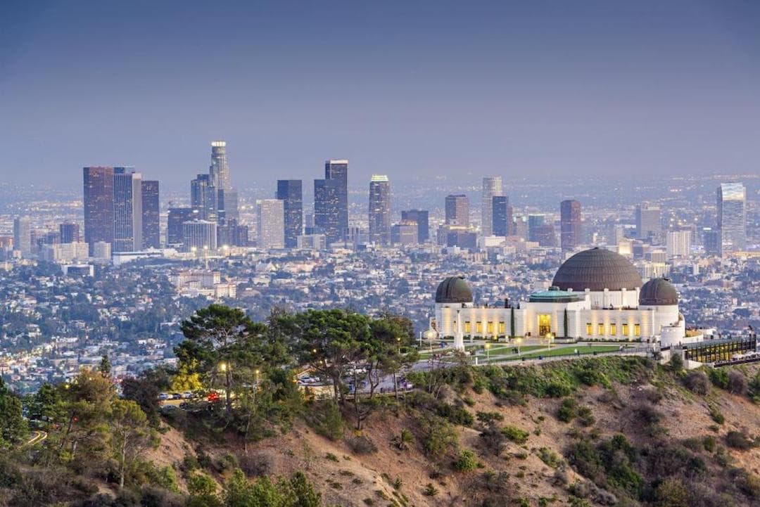 <a href="https://www.univision.com/temas/los-angeles">Los Ángeles</a> es considerada tercera en la lista de ciudades menos asequibles. Figuran 
<b>874,365 hogares en alquiler,</b> con un i
<b>ngreso familiar promedio de $62,142 </b>y un alquiler ponderado 
<b>promedio de $1,883. </b>
<br>