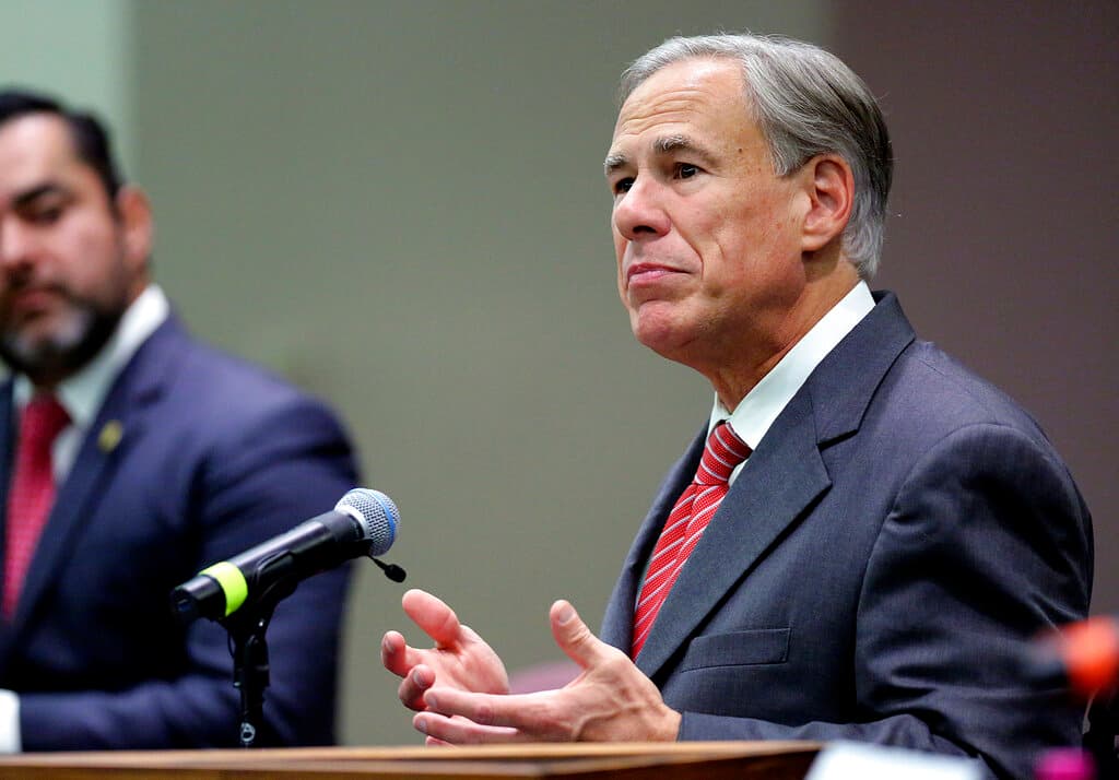 El gobernador de Texas, Greg Abbott, desafía a Biden y contradice su mandato para vacunar a empleados