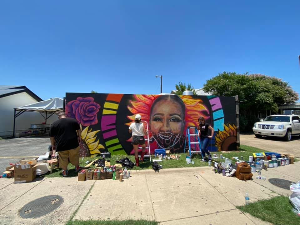 El artista hispano, Juan Velázquez, decidió hacerle un homenaje a Vanessa Guillén pintando un mural para honrar su memoria en la pared del club nocturno Luna Azulciudad de Fort Worth, Texas.