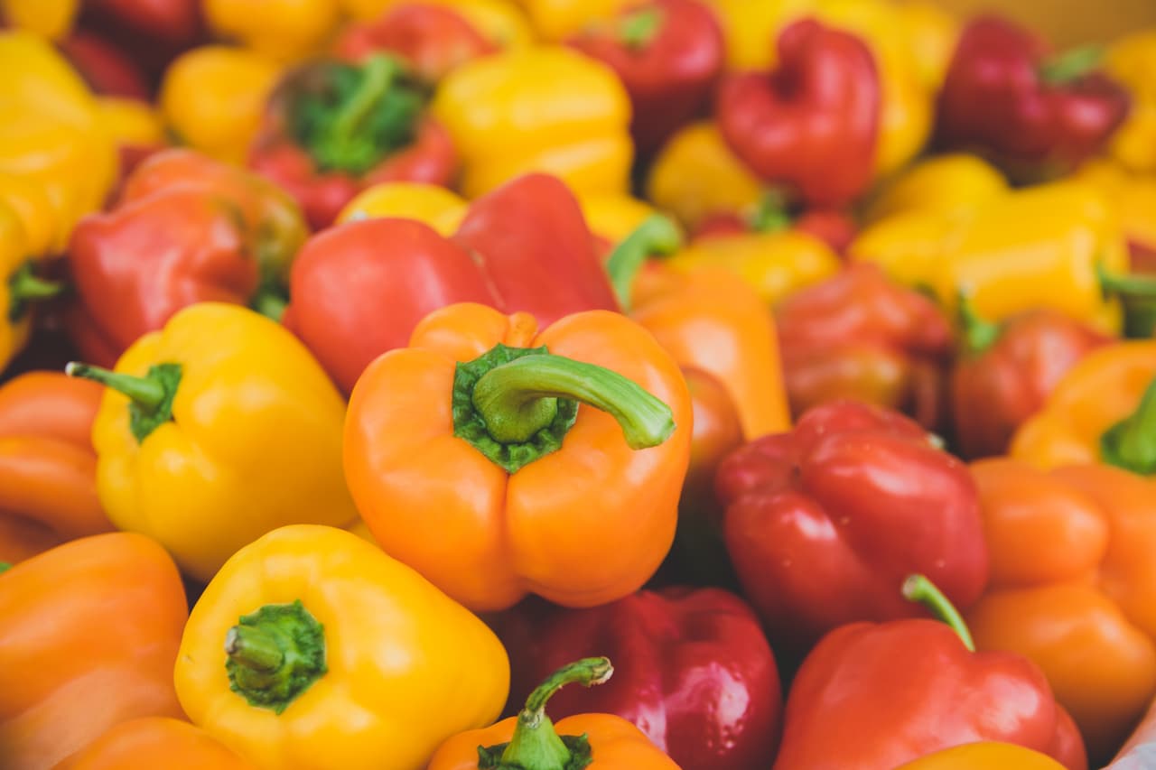 <b><a href="https://www.univision.com/noticias/reto-28">Cuidar la alimentación</a>. </b>La dieta tiene que ser rica en frutas, verduras, granos integrales y baja en carnes rojas, grasas saturadas y azúcar, señalan los investigadores. Tanto si estás en tu peso como si no, evitar las
<a href="https://www.univision.com/noticias/nutricion/obesidad-cancer-y-desnutricion-el-peligro-de-consumir-alimentos-ultraprocesados-fotos"> comidas procesadas </a>es una apuesta segura. Otros alimentos que harías bien en sacar de tu nevera son aderezos para las ensaladas, jugos industriales o refrescos.