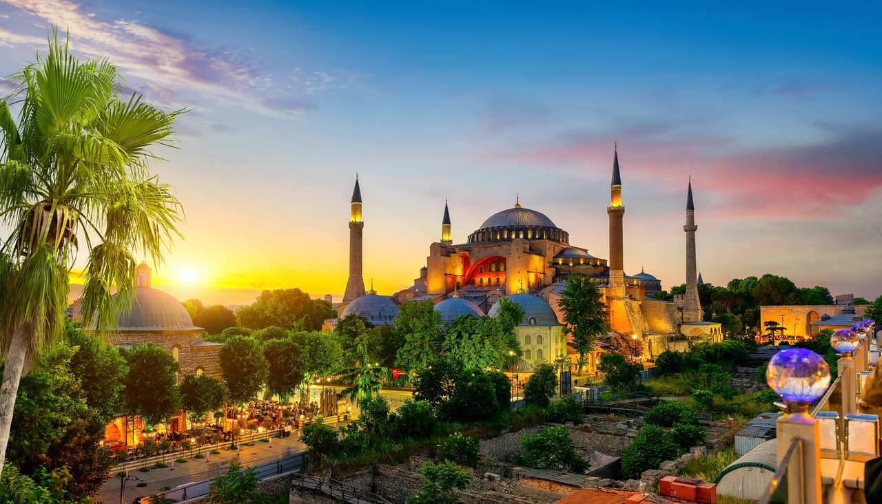 <b>17. Mezquita Hagia Sophia (Santa Sofía). Estambul, Turquía.</b>
<br>
<br>Es una maravilla arquitectónica que define, junto con la Mezquita Azul, el perfil de la ciudad vieja de Estambul. Originalmente fue una basílica cristiana hace casi 1500 años, sin embargo ha ido cambiando sus funciones a lo largo de la historia.