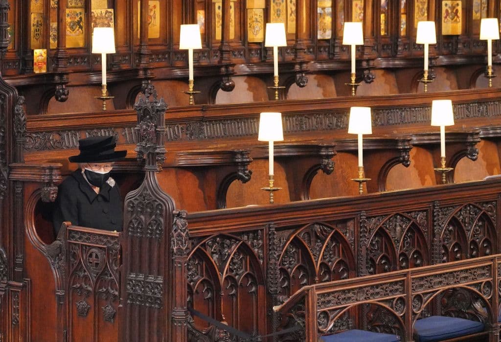 Dentro, la 
<a href="https://www.univision.com/temas/reina-isabel-ii">reina Isabel II</a> observa desde su asiento para despedir a quien fuera su esposo por más de 70 años.