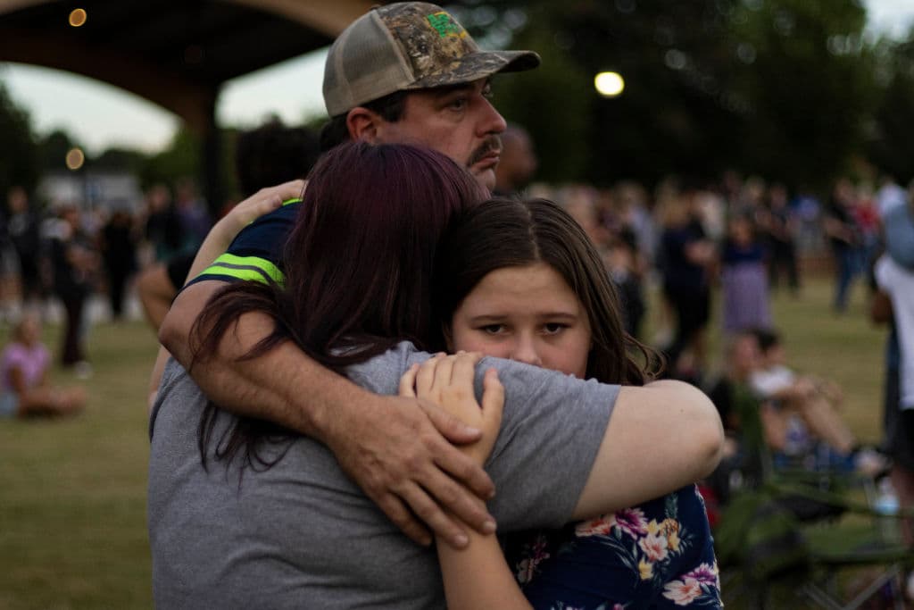 En Apalachee High School, en Georgia, hubo estudiantes que reportaron haber 
<b><a href="https://www.univision.com/noticias/oi-gritos-estudiantes-narran-lo-ocurrido-durante-el-tiroteo-en-una-escuela-secundaria-de-georgia-video" target="_blank">escuchado los disparos del atacante</a></b>. Otros estudiantes llamaron a sus familias para expresarles cuánto las querían, mientras buscaban protección, pensando que de allí no saldrían con vida.