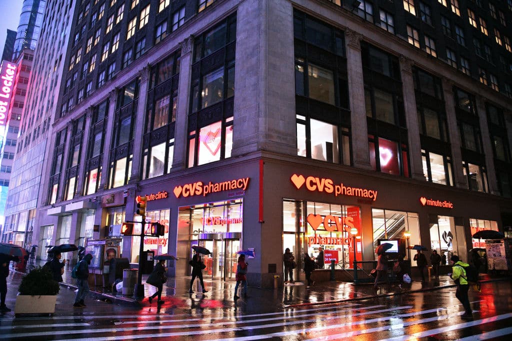 <b>CVS: </b>Esta empresa ha anunciado que está reevaluando su política sobre el uso de las mascarillas en sus tiendas pero por el momento se mantiene vigente. "La seguridad de nuestros empleados y clientes seguirá guiando nuestro proceso de toma de decisiones", dijo un portavoz en un correo electrónico, 
<a href="https://www.cnn.com/2021/05/13/business/masks-grocery-stores-retail-restaurants/index.html" target="_blank">citado por CNN</a>.