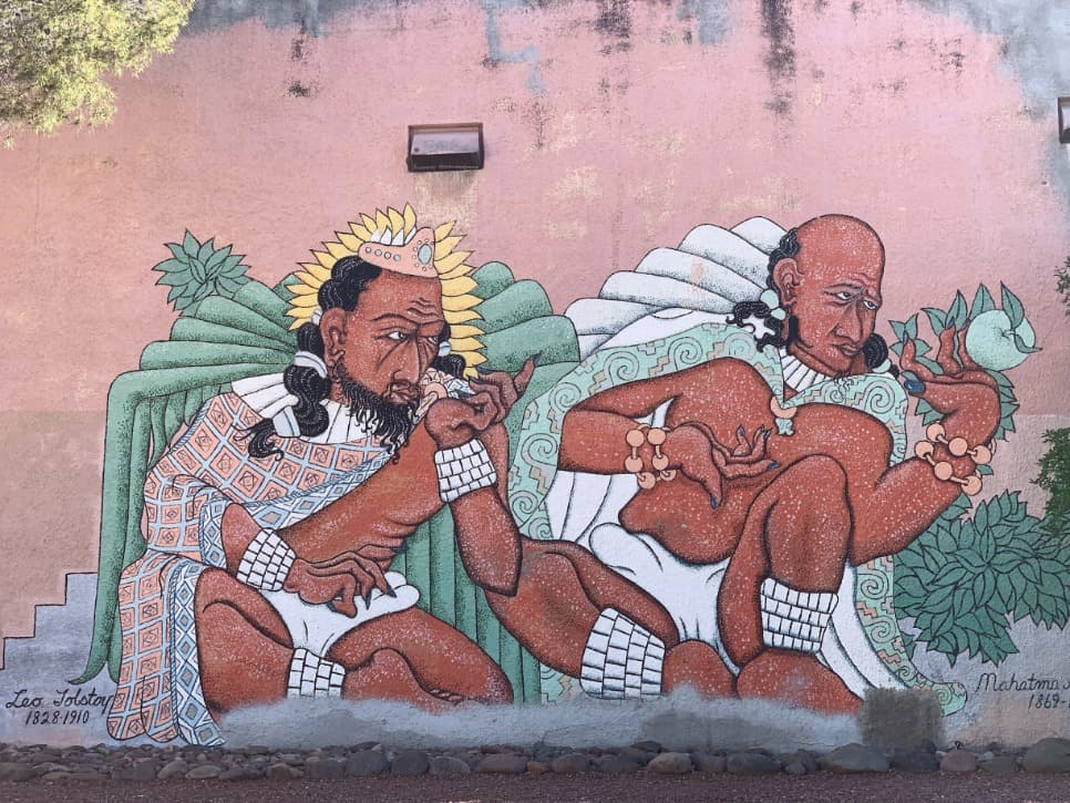 El mural “
<i>Jardin the Cesar Chavez</i>” se encuentra en el 
<a href="https://goo.gl/maps/ex3wi7NiJJ15YLHL8" target="_blank">760 S. Stone Avenue</a>. 
<br>
<br>
<br>Artista: Melchor Ramírez 
<br>
