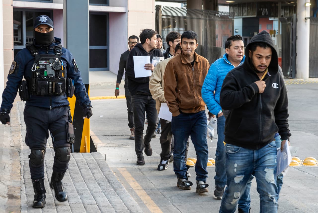 Las autoridades de Sonora agregaron que
<b> han contratado a personal </b>para atender las necesidades de los migrantes que lleguen a su territorio.