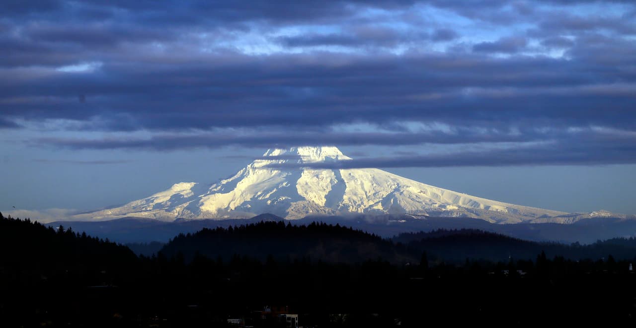 <b>Puesto 6: Mount Hood, Oregon. Índice de amenaza general: 178. </b>Mount Hood es la segunda montaña más escalada del mundo y la más alta del estado de Oregon. Está coronado por 11 glaciales. Su última erupción fue en 1866 convirtiéndolo en el único de los volcanes de este estado en hacer una erupción en las últimas centurias. En 2016, científicos reportaron más de cinco docenas de temblores alrededor del Mount Hood en 24 horas.